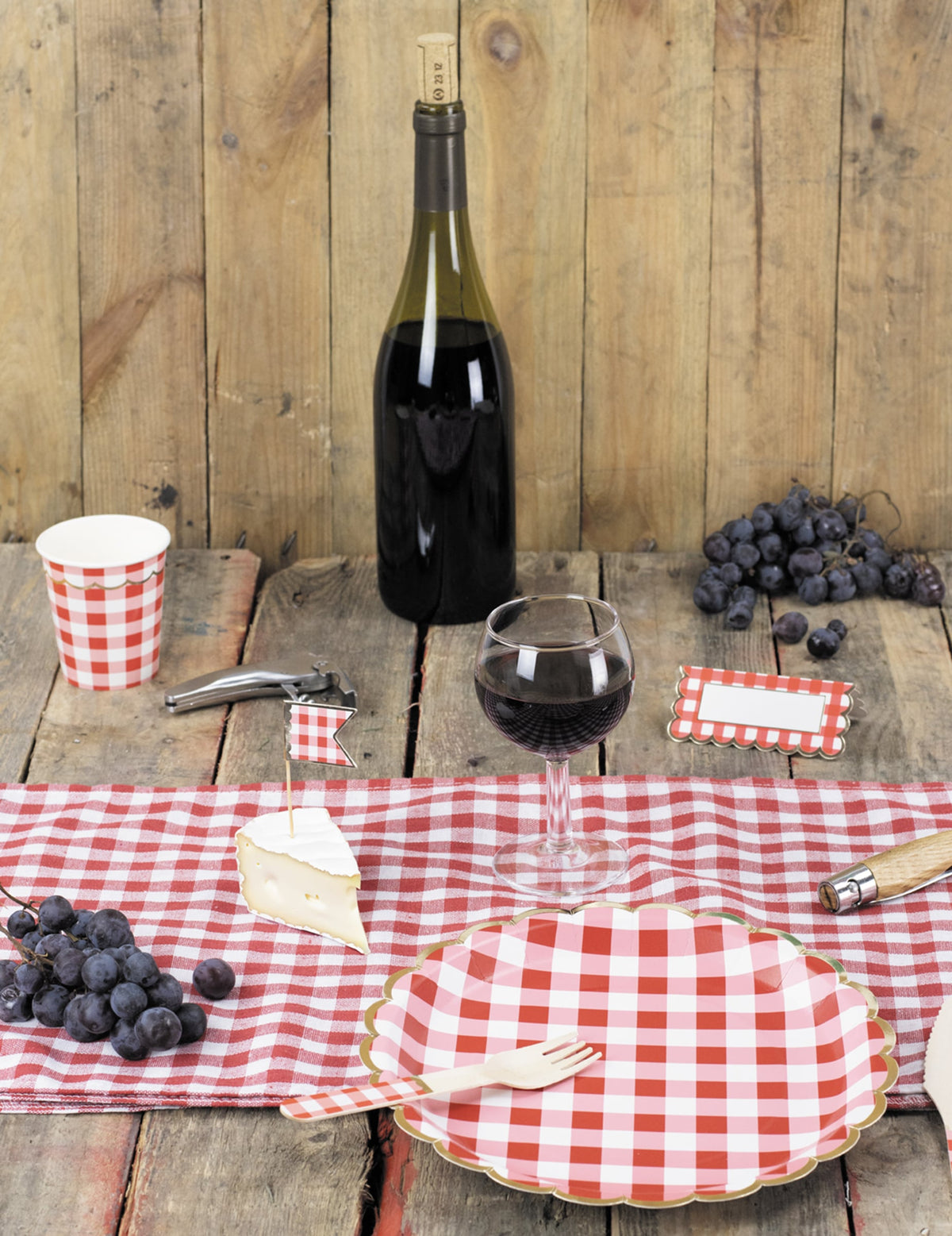 Ambiance champêtre des fourchettes en bois vichy pour fête rouge et doré