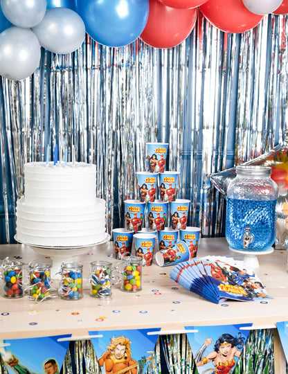 Mise en scène de la table d'anniversaire avec les gobelets en carton Justice League