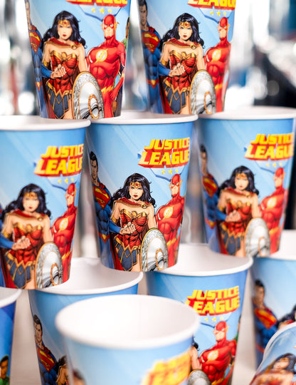 Vue rapprochée de l'illustration de Wonder Woman et Flash des gobelets en carton Justice League