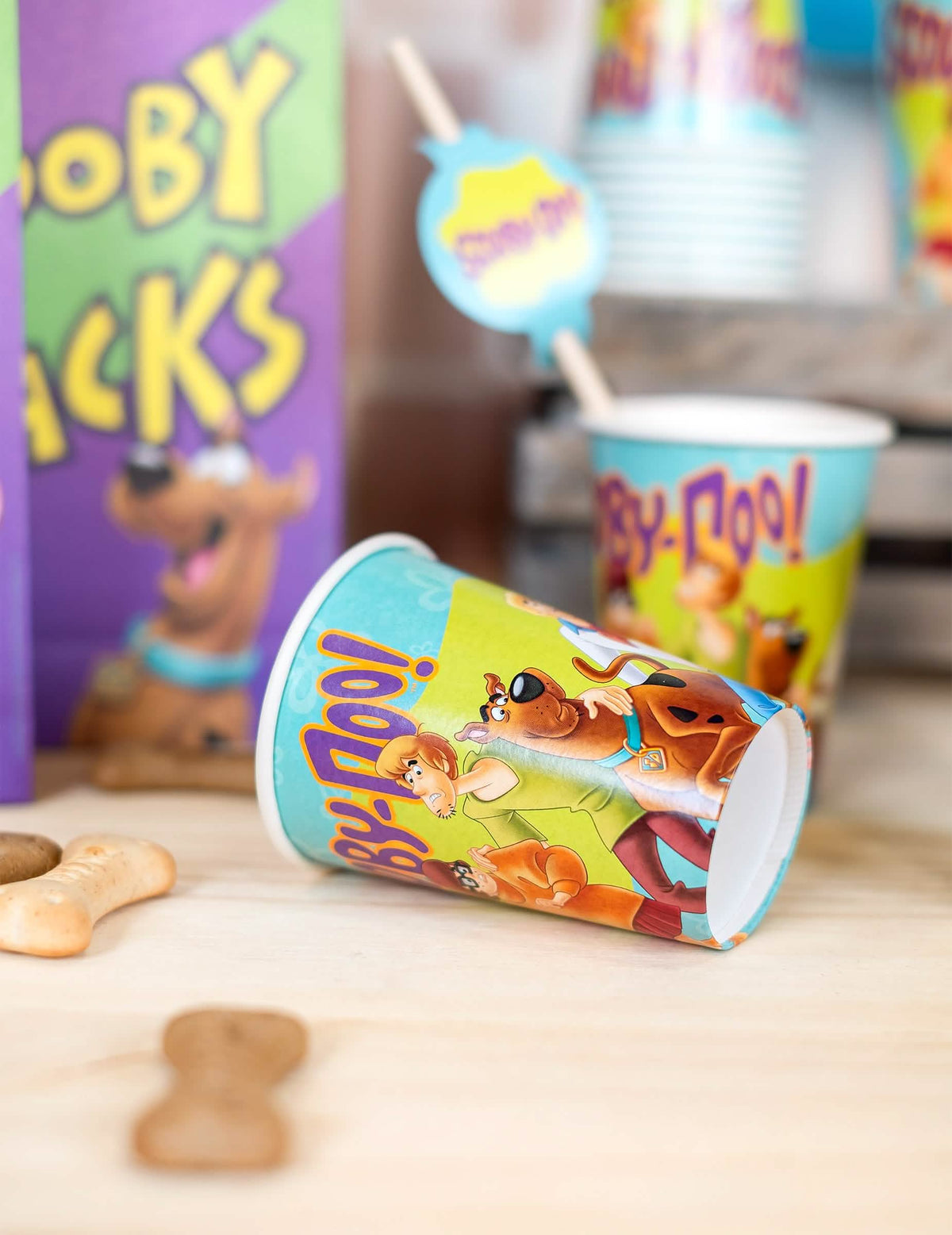 Gros plan sur l'imprimé du gobelet en carton Scooby-Doo