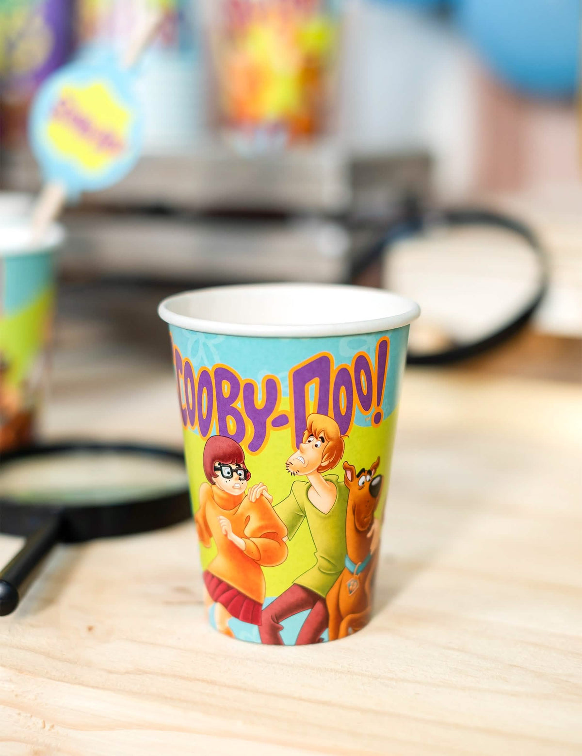 Mise en scène avec loupe du gobelet en carton Scooby-Doo