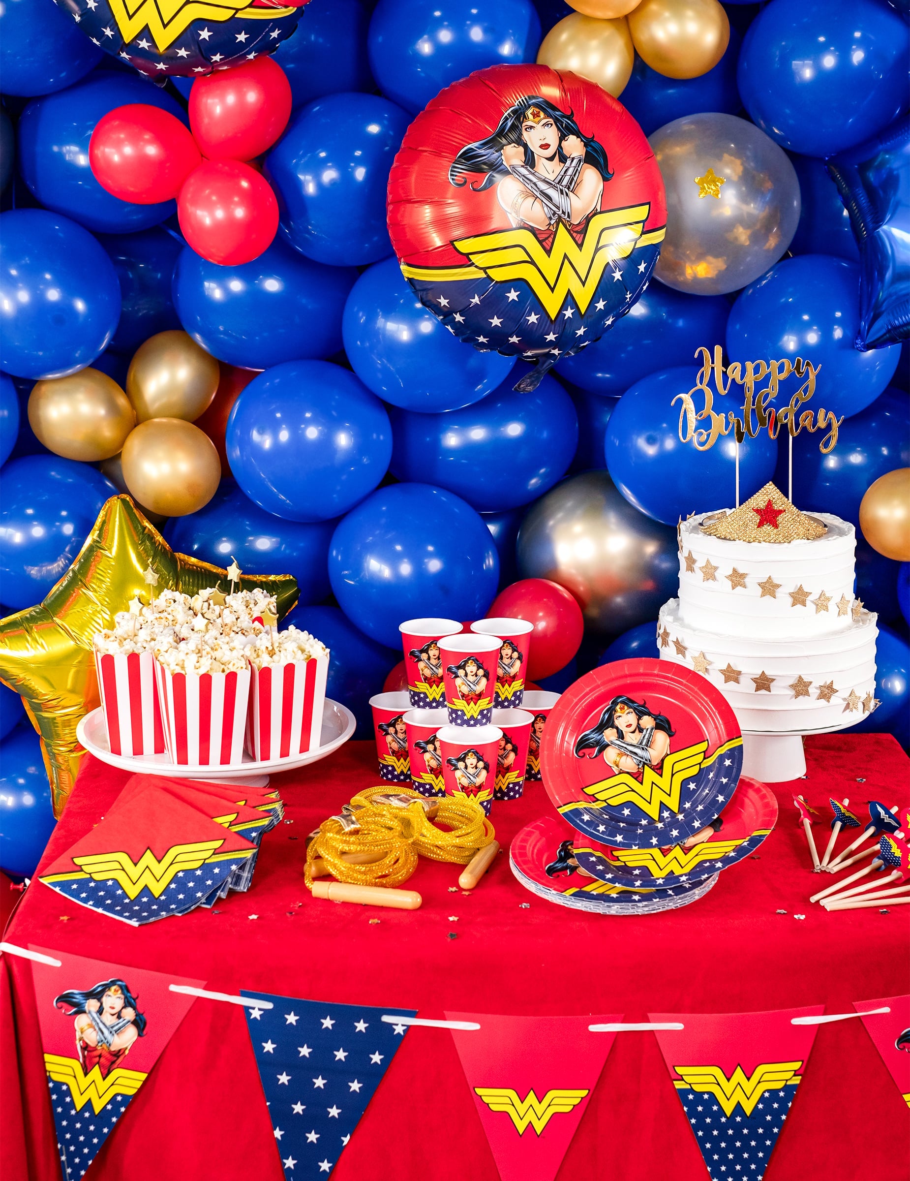 Vue d'ensemble de la décoration de buffet des 8 gobelets en carton Wonder Woman