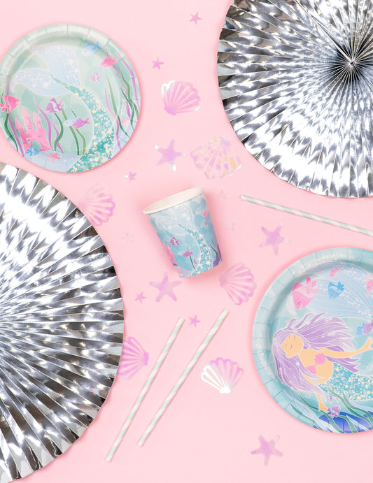 Mise en scène des gobelets en carton jolie sirène pour anniversaire