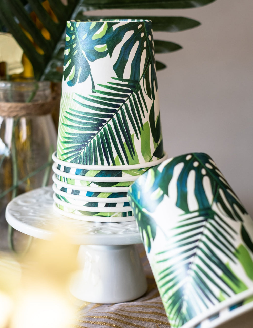 Empilement des gobelets en carton tropical vert avec motifs feuilles de palmier