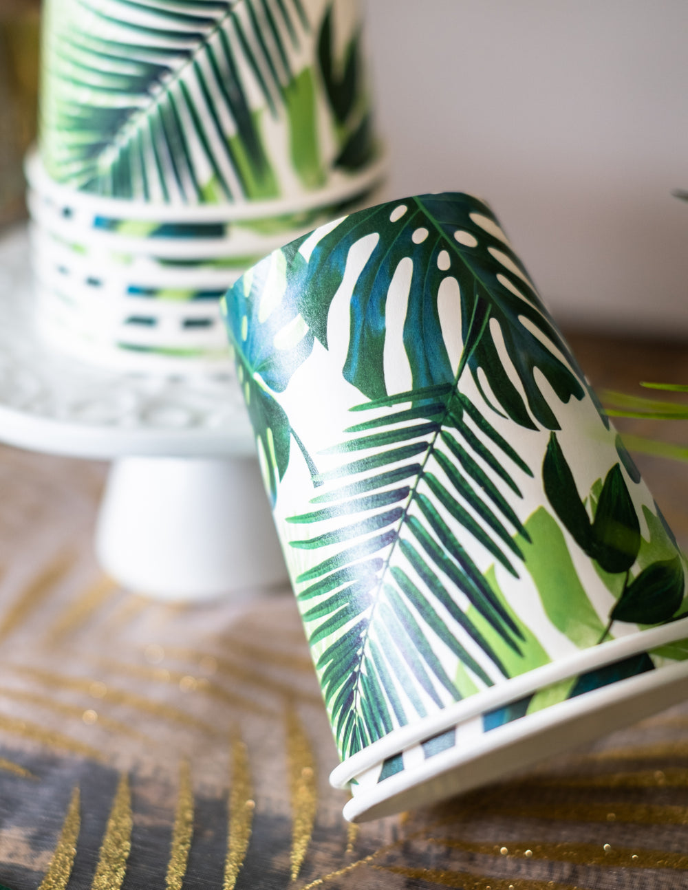 Détail du motif des gobelets en carton tropical vert avec motifs feuilles de palmier