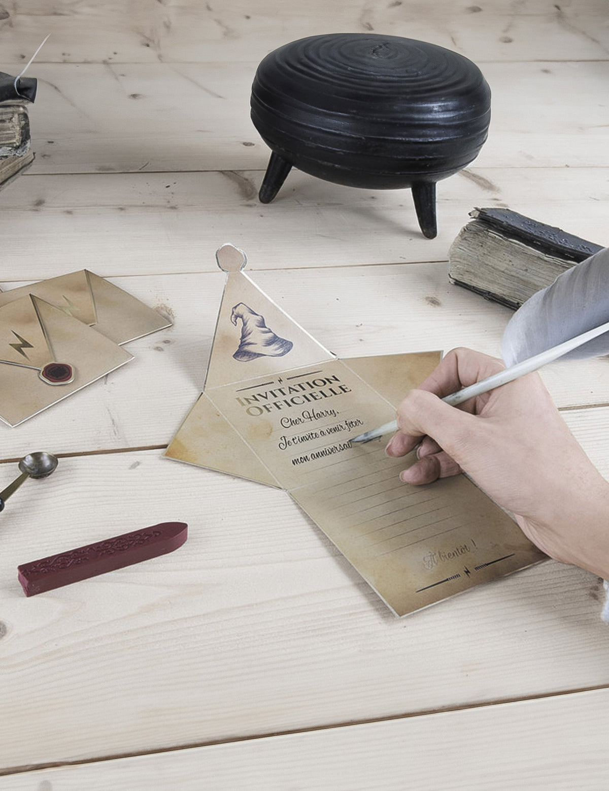 Mise en situation d'écriture des invitations avec enveloppes apprenti sorcier
