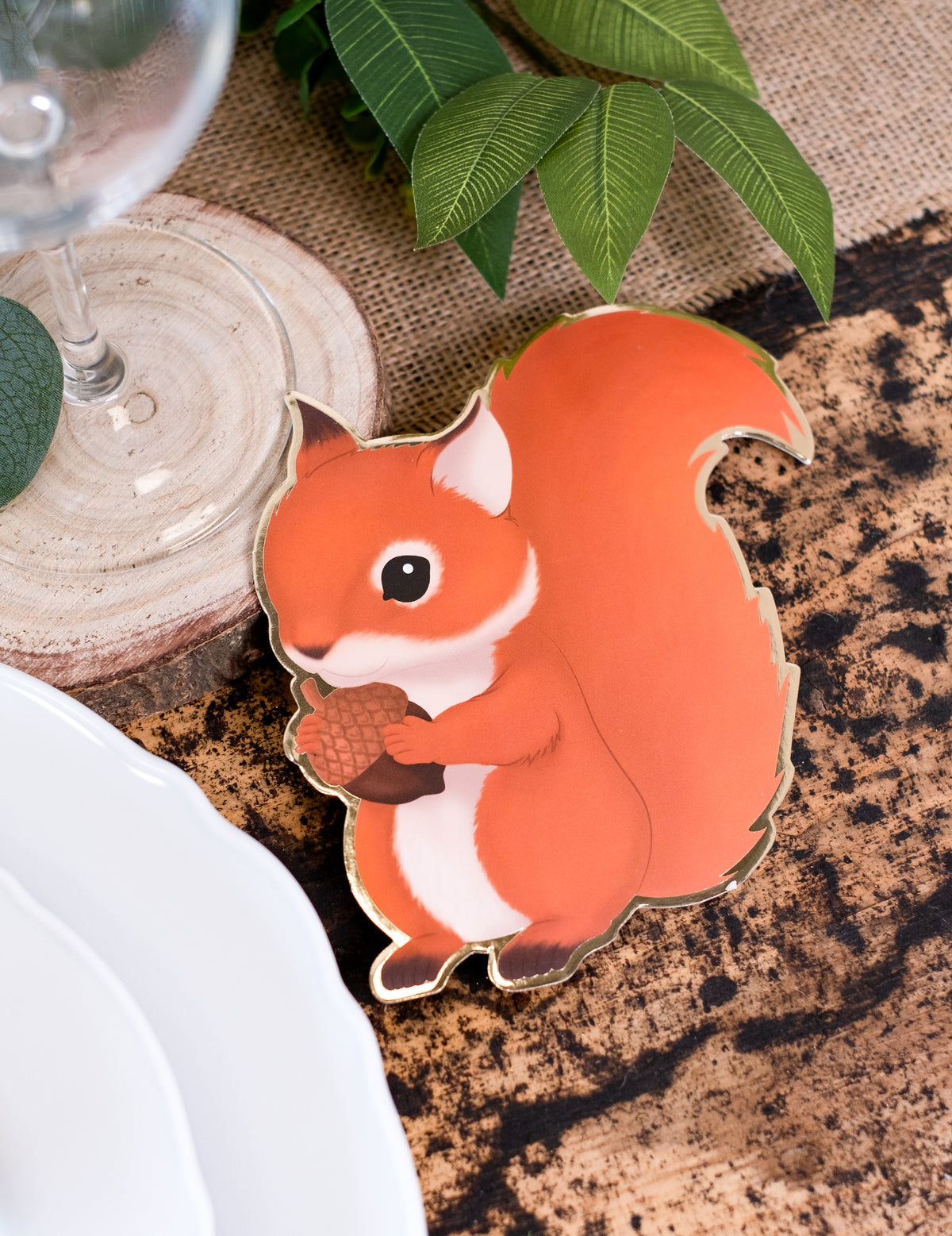 Mise en situation sur une table des invitations woodland écureuil animaux des bois