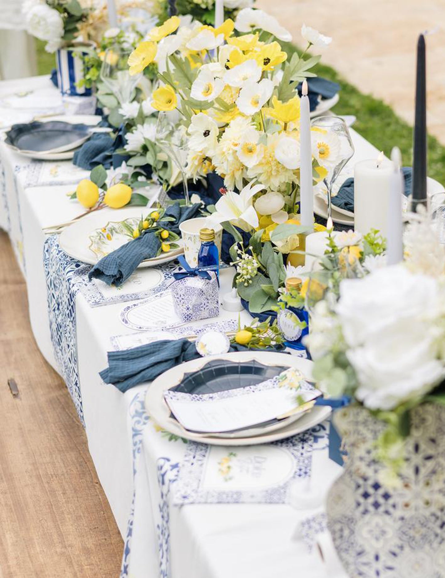 8 db kis királykék, fehér és arany kartontányér, 18 cm, mediterrán mintával