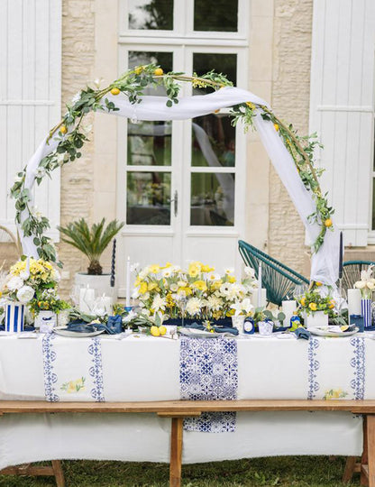 Vue d'ensemble du décor de fête des Petites assiettes en carton Bleu roi pour fête avec motifs méditerranéens bleu et blanc