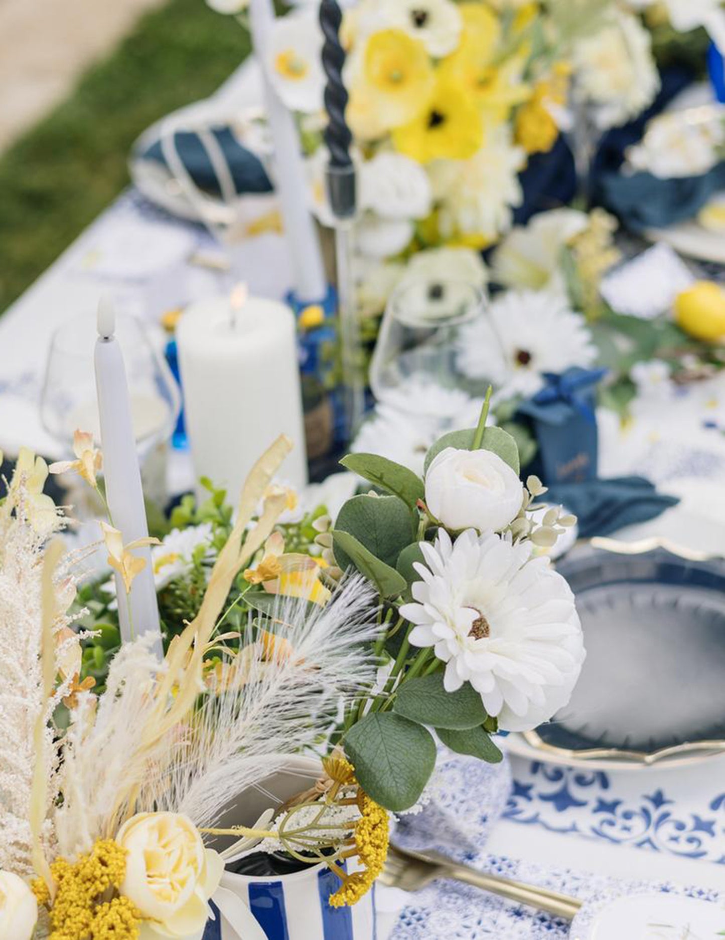 8 db kis királykék, fehér és arany kartontányér, 18 cm, mediterrán mintával