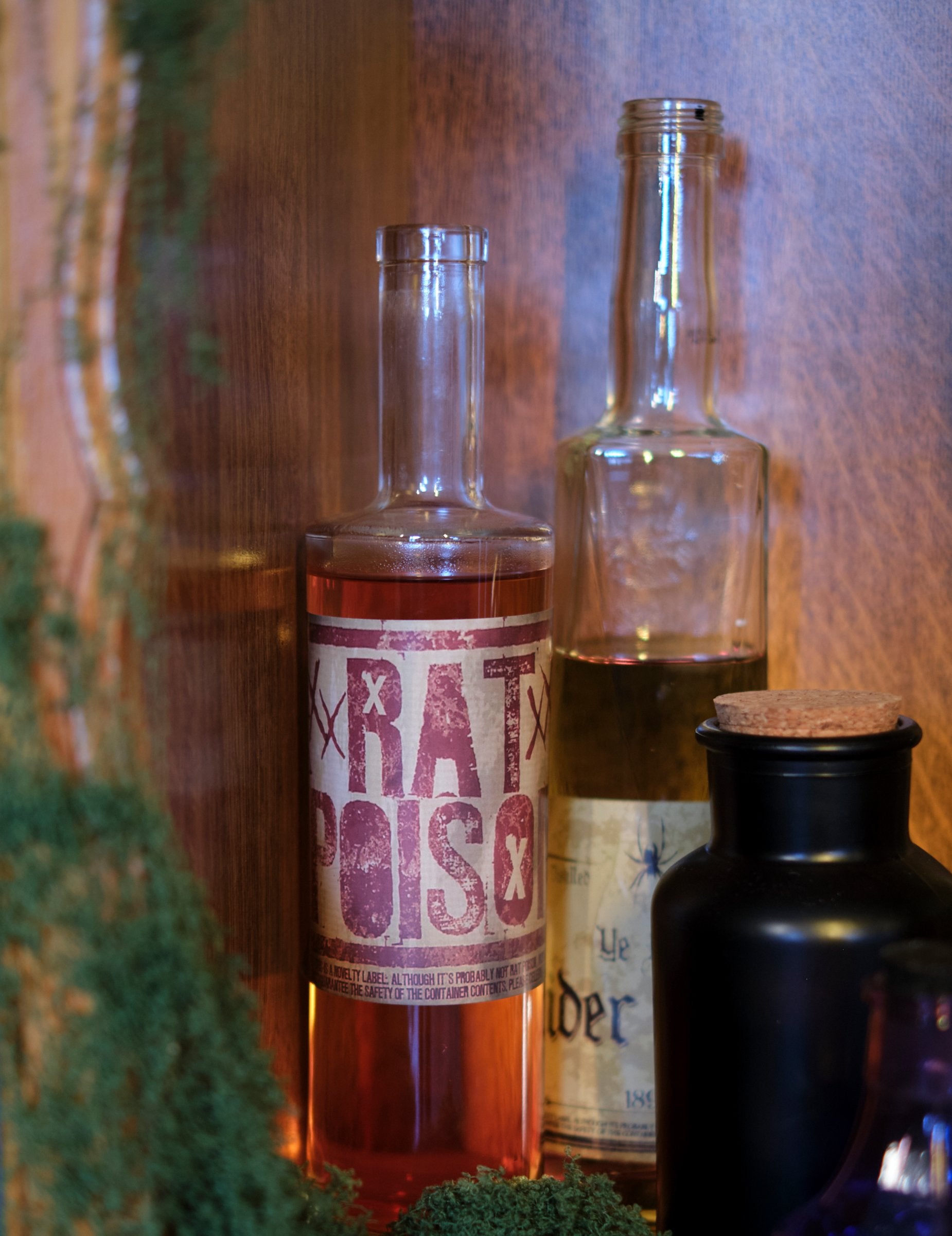 Mise en situation sur bouteilles des 8 Stickers pour bouteille Halloween