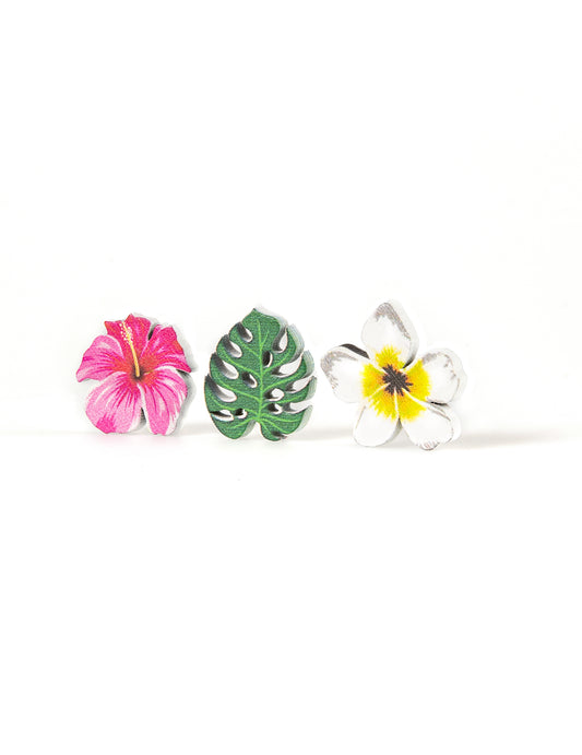 Gros plan sur les trois motifs des confettis en bois fleurs et feuilles tropicales
