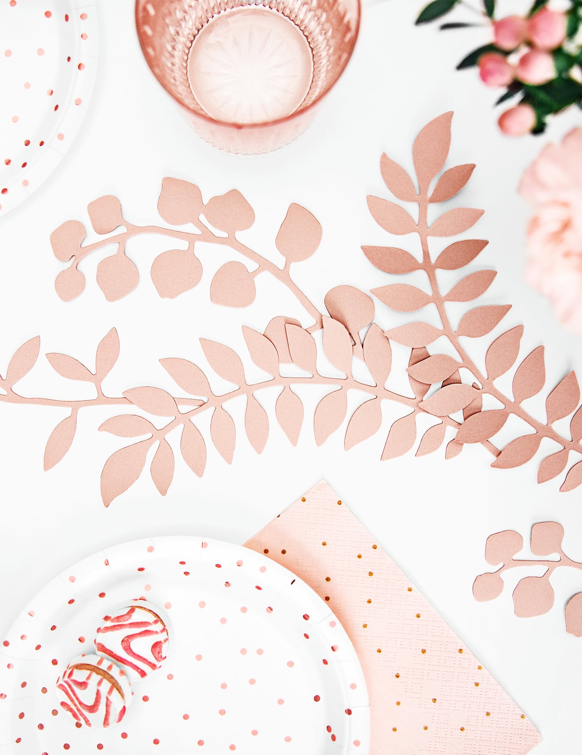 Vue de dessus des décorations de table feuilles pour fête