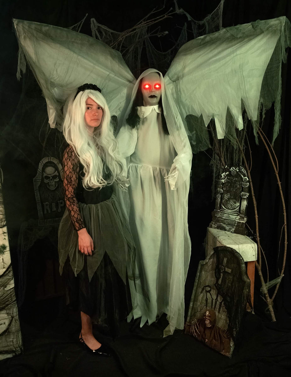 Ange déchu animé pour Halloween blanc aux ailes déployées et yeux rouges lumineux