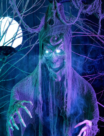 Gros plan sur les yeux éclairés et les mains de l'arbre hanté articulé lumineux et sonore Halloween