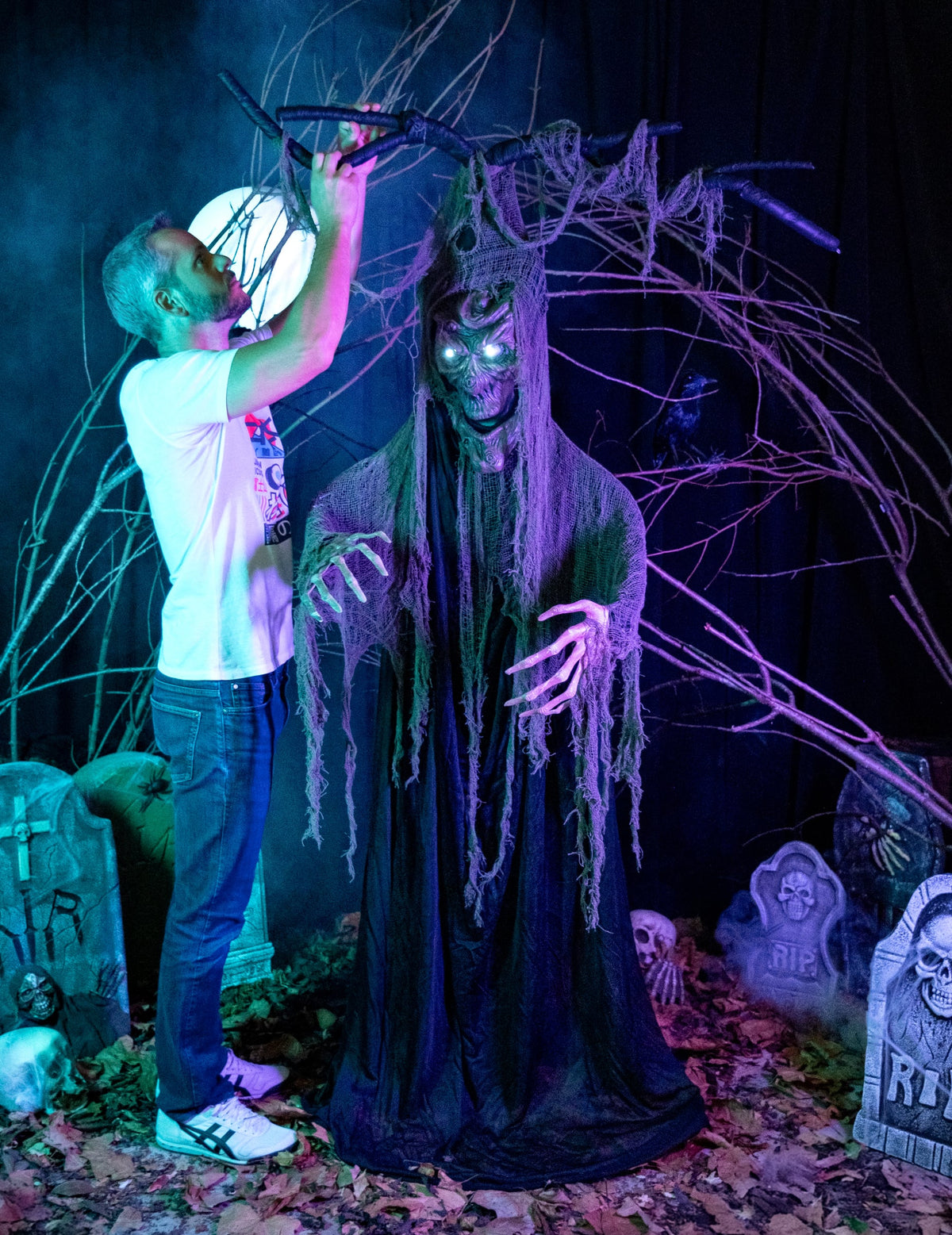 Mise en situation pour l'échelle de l'Arbre hanté articulé lumineux et sonore Halloween