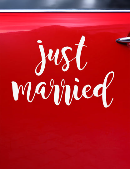 Mise en situation sur carrosserie de l'autocollant pour voiture Just Married
