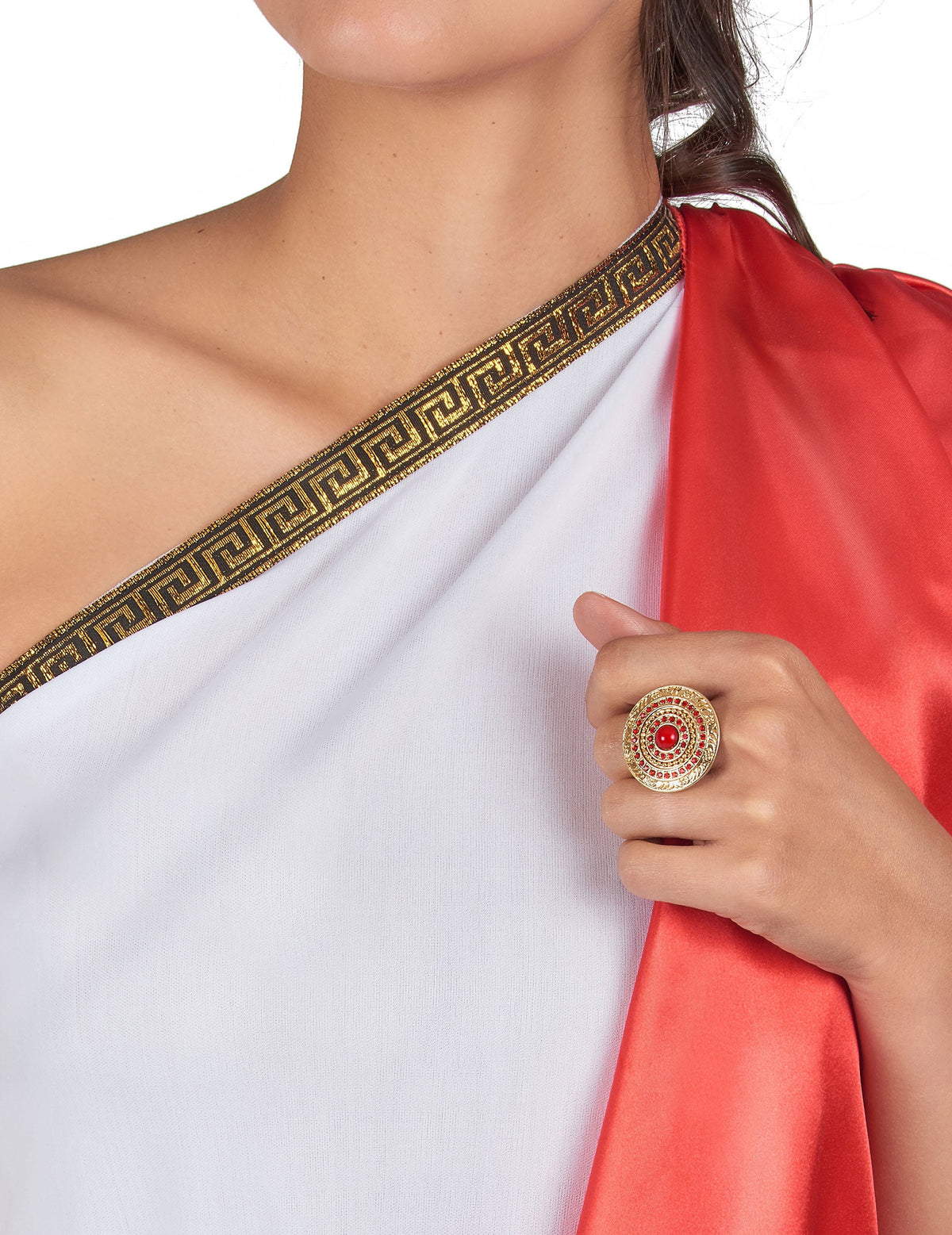 Gros plan sur la bague portée de la bague déesse romaine
