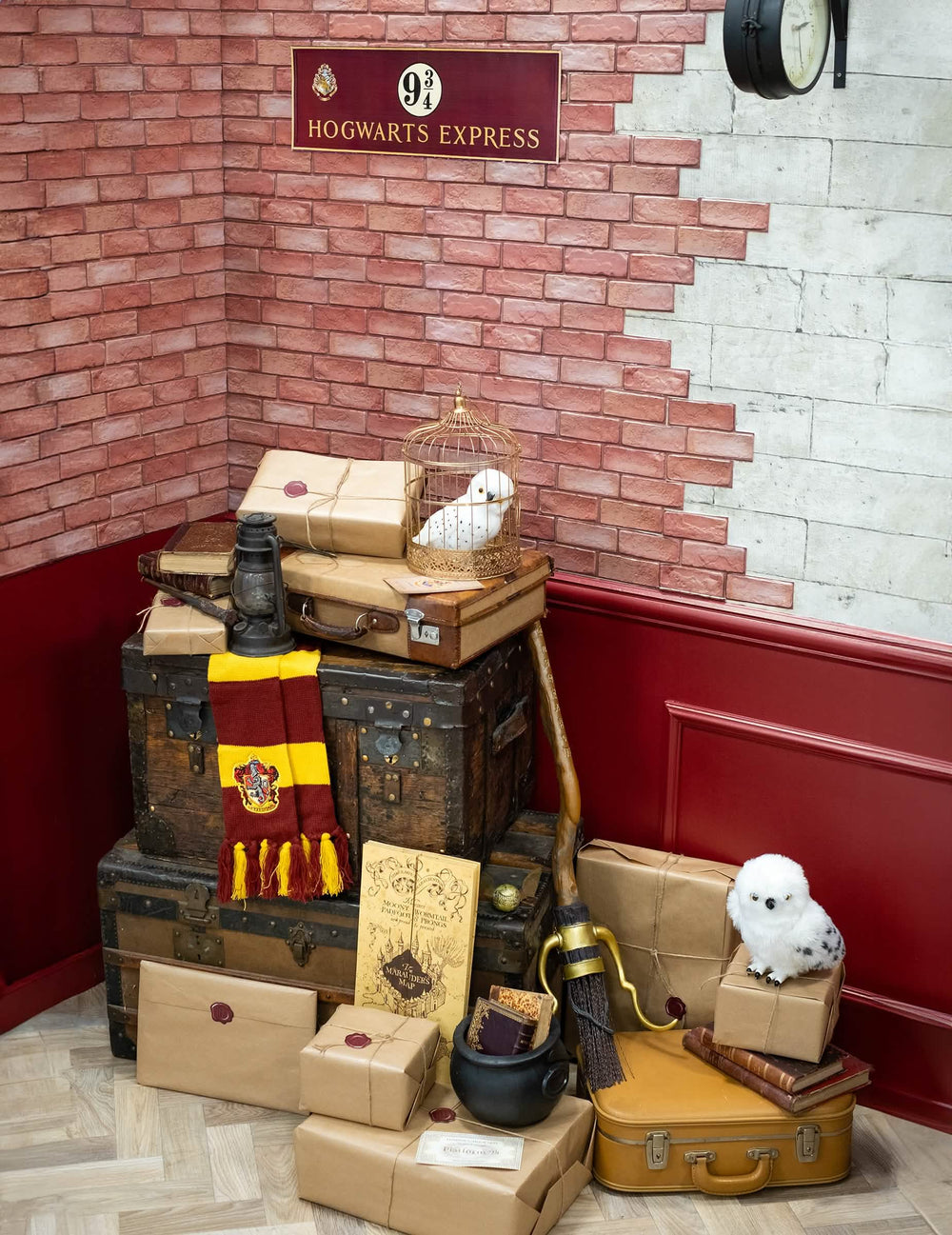 A Nimbus luxus Harry Potter seprű bemutatása varázslótáskákból álló díszletben