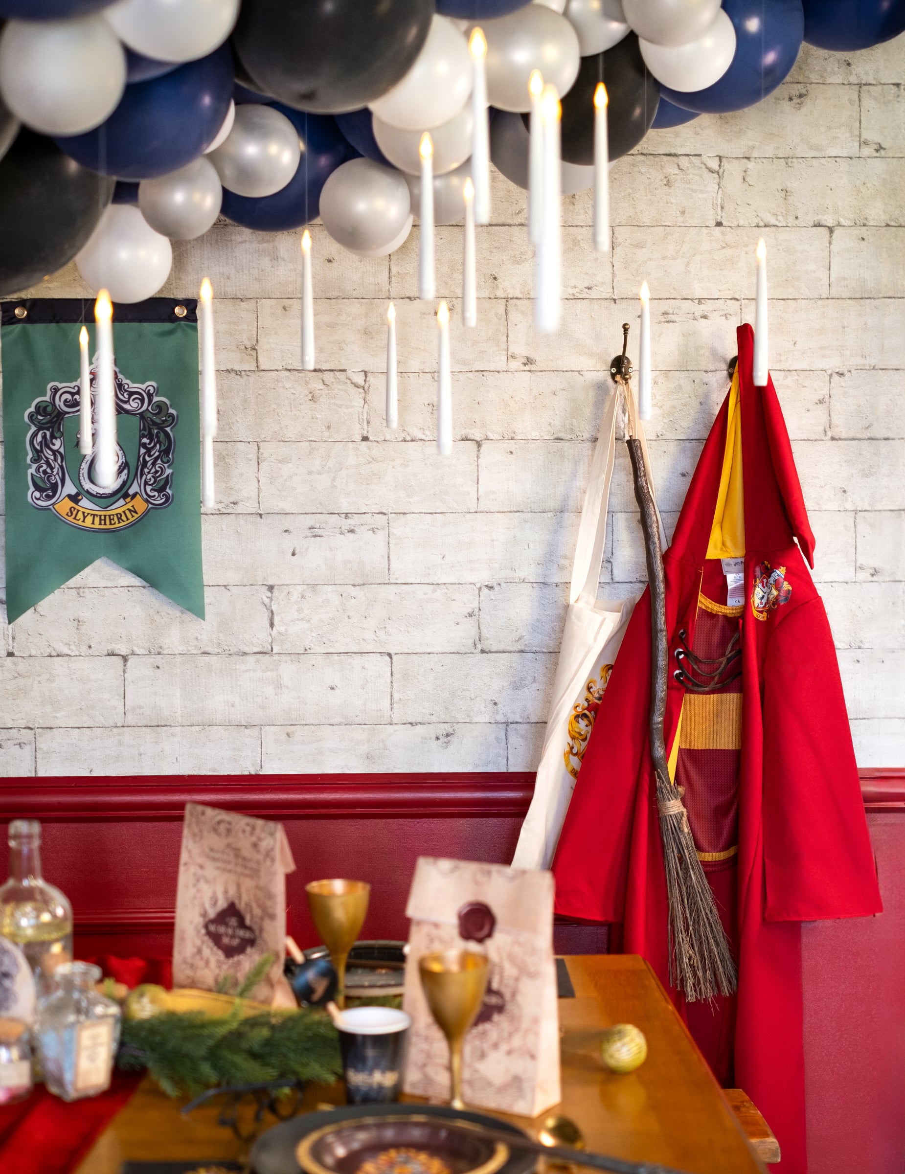 Mise en situation du balai de sorcière pour déguisement suspendu dans un décor de fête