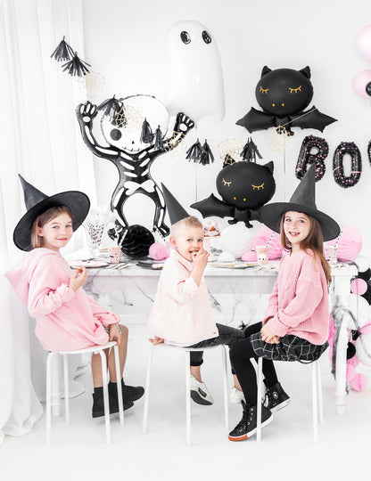 Goûter d'Halloween avec enfants à table du ballon aluminium chauve-souris