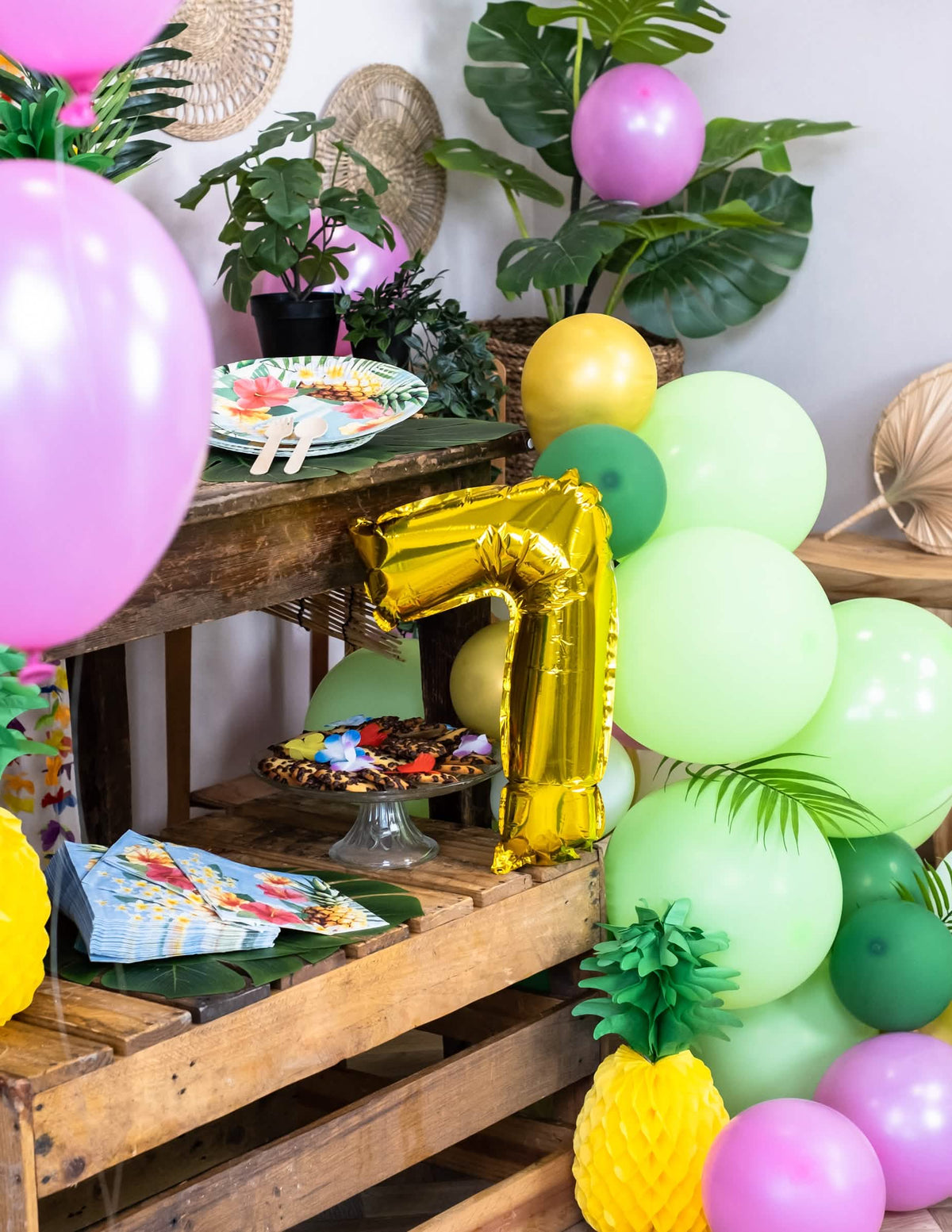 Trópusi díszlet arany szám alakú fóliaballonnal ünnepségre