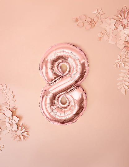 Mise en scène du chiffre 8 du ballon aluminium chiffre pour anniversaire rose gold