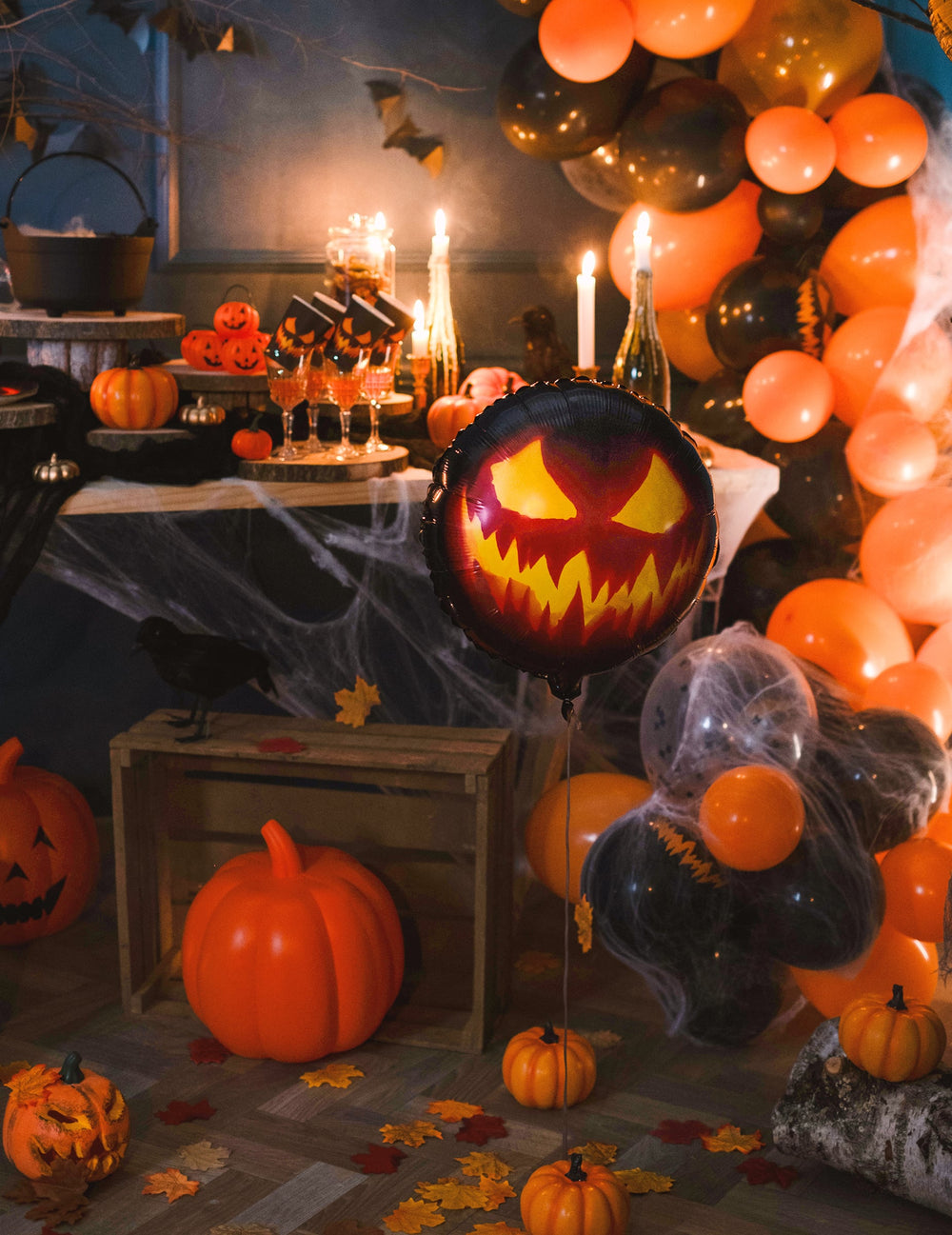 Mise en situation dans un décor d'Halloween du ballon aluminium citrouille terrifiante