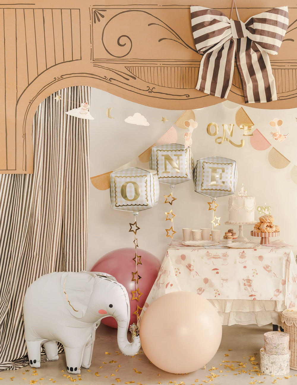 Mise en situation dans un décor d'anniversaire du ballon aluminium éléphant debout