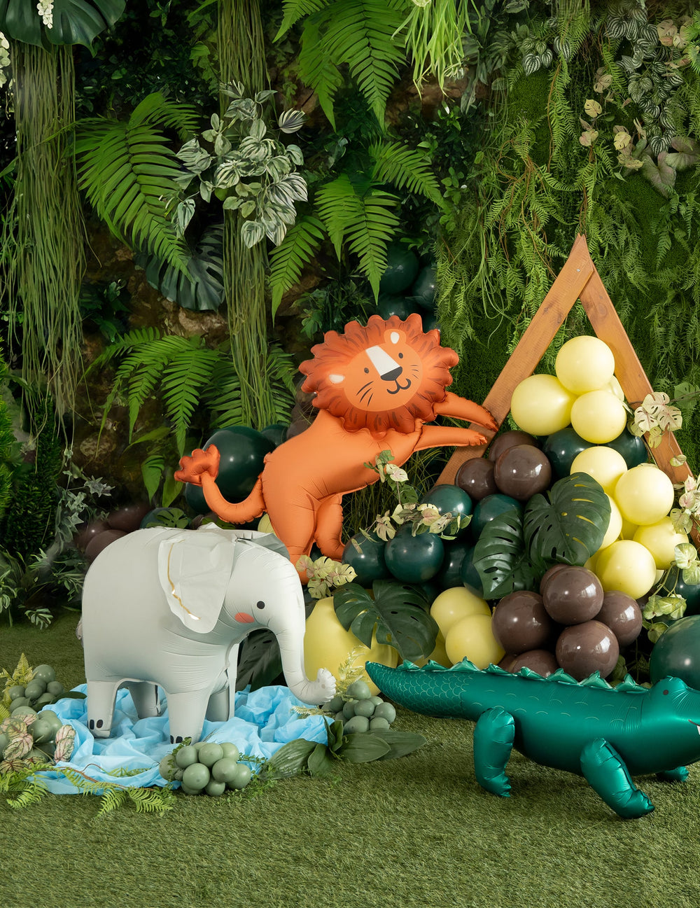 Mise en scène dans un décor de jungle du ballon aluminium éléphant debout