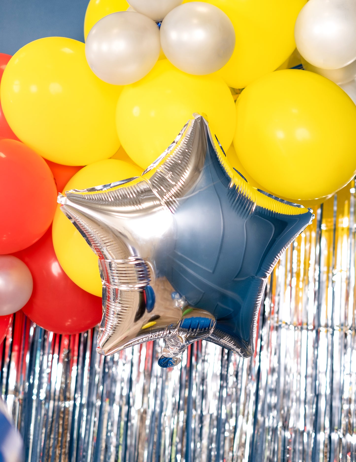 Mise en scène décorative avec ballons et rideau scintillant du ballon aluminium étoile argentée