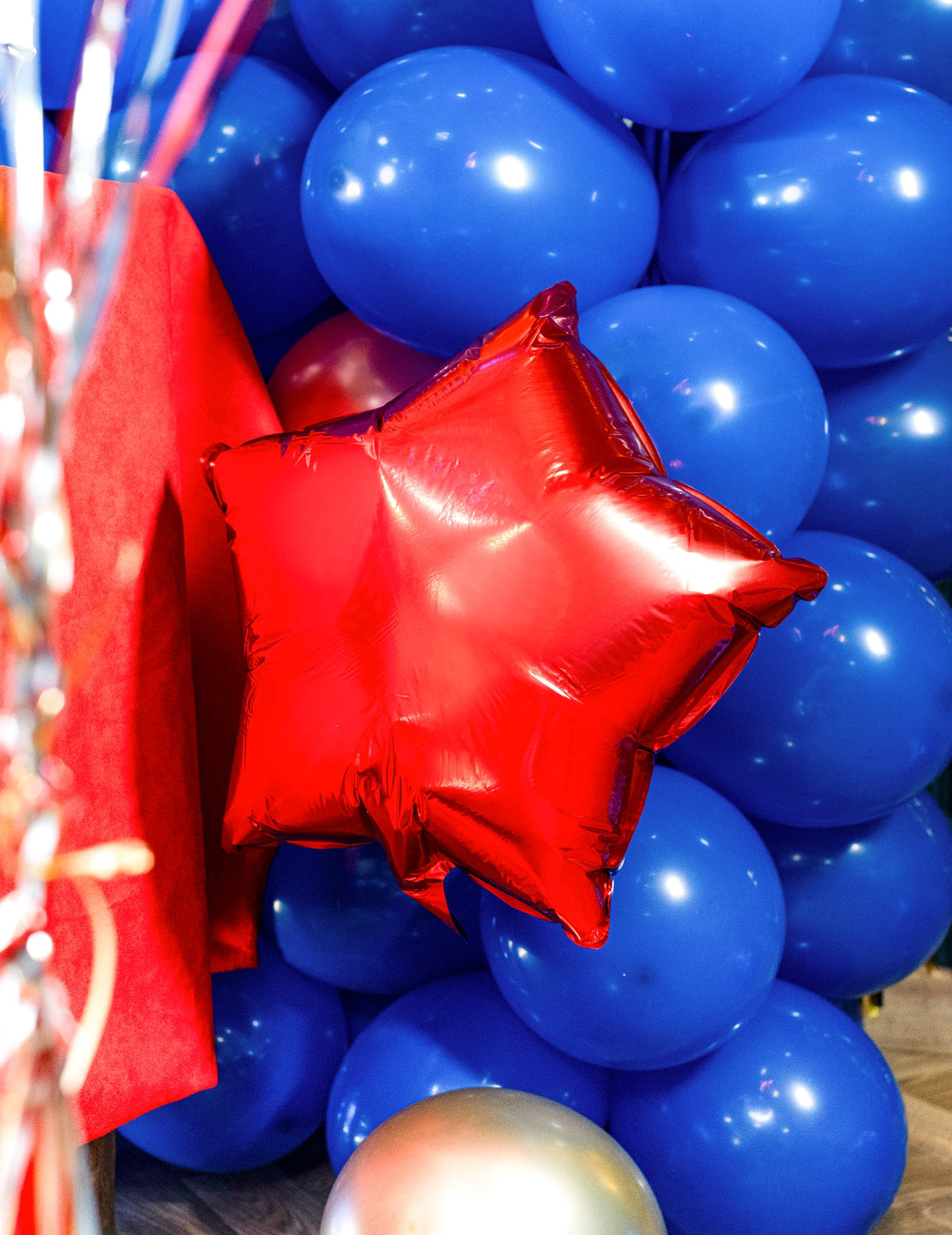 Mise en situation du ballon aluminium étoile pour fête rouge
