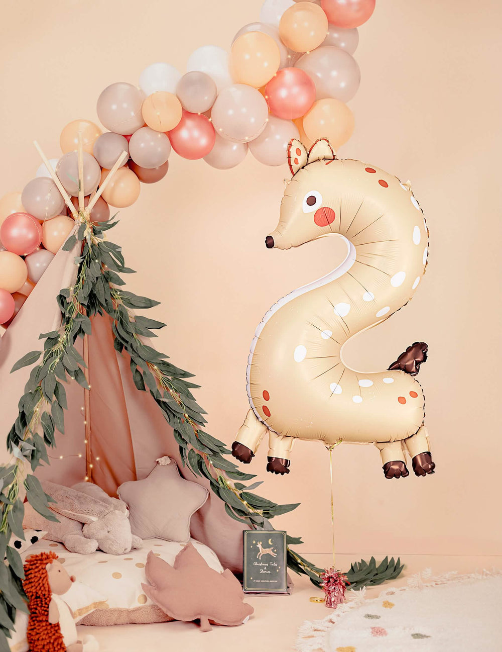 Mise en situation avec tipi et arche de ballons du ballon aluminium faon chiffre 2
