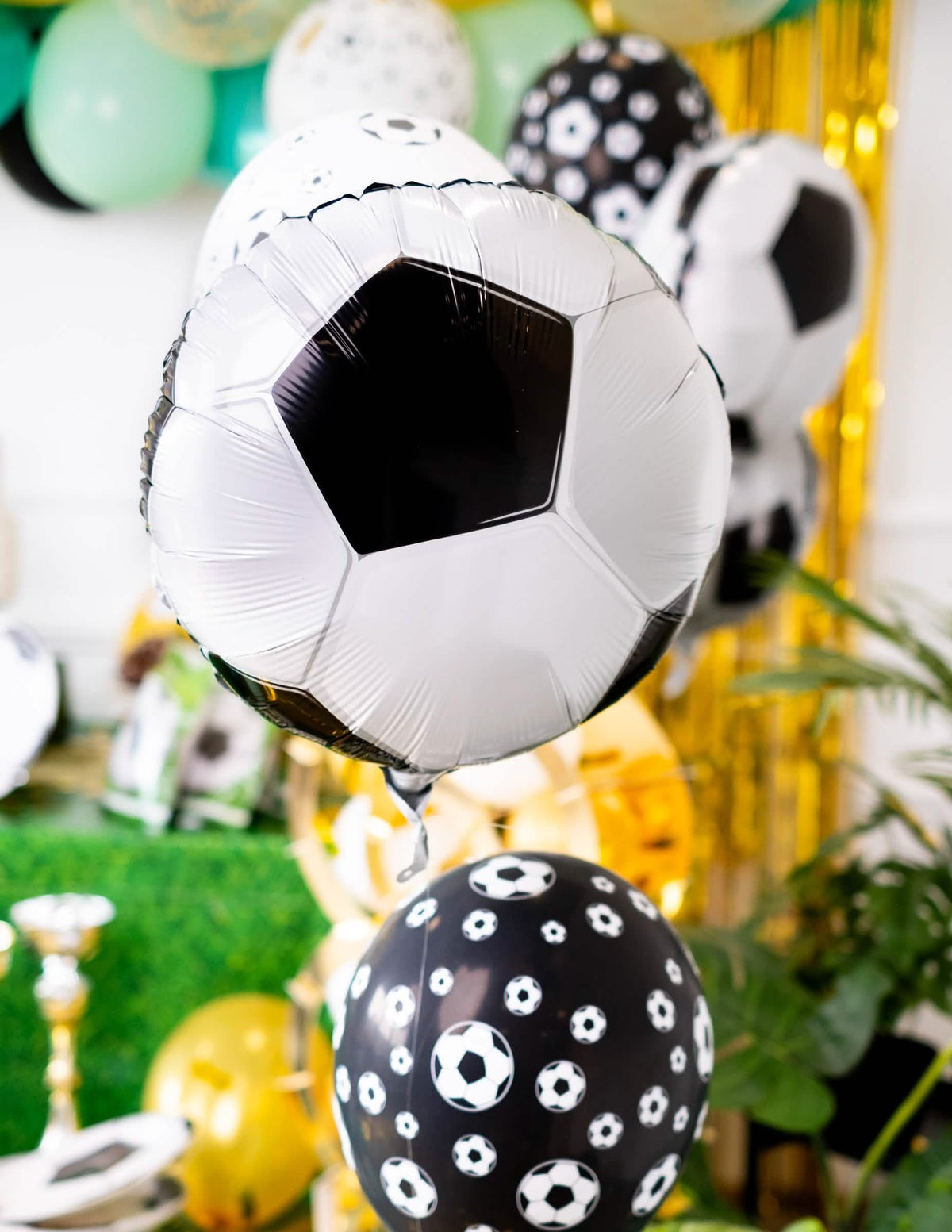 Közelkép a Foot party fóliaballonjáról