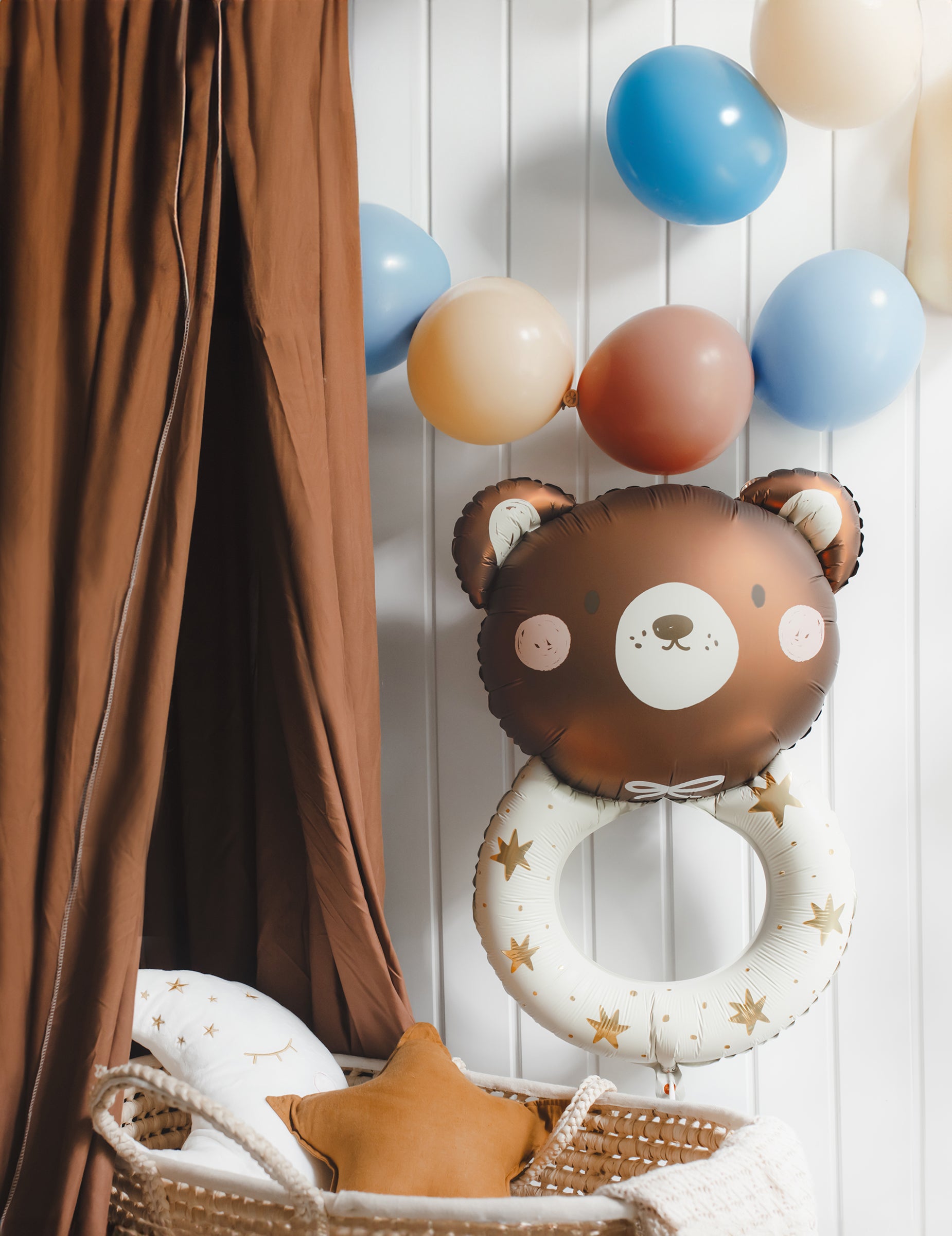 Mise en situation dans un décor de chambre de bébé du ballon aluminium hochet petit ours