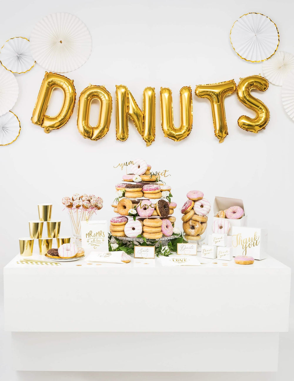 Donuts candy bar dekoráció arany betű alakú alumínium lufiból összeállított DONUTS felirattal