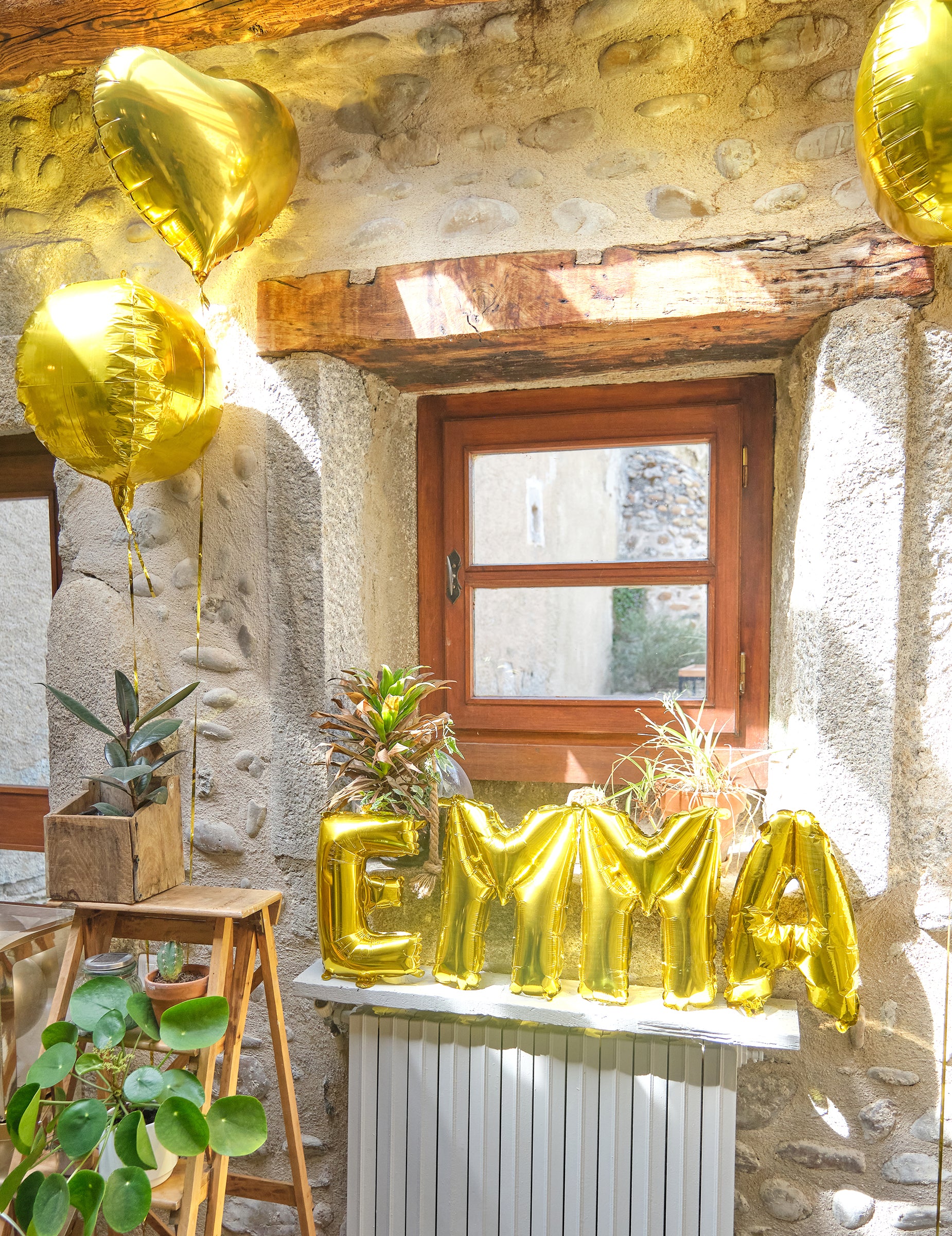 Mise en situation du ballon aluminium lettre pour fête formant le prénom Emma