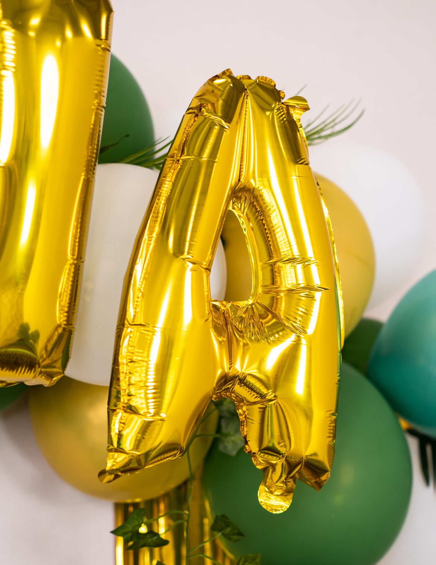 Gros plan sur la lettre A du ballon aluminium lettre pour fête