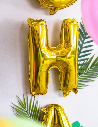 Gros plan sur la lettre H du ballon aluminium lettre pour fête