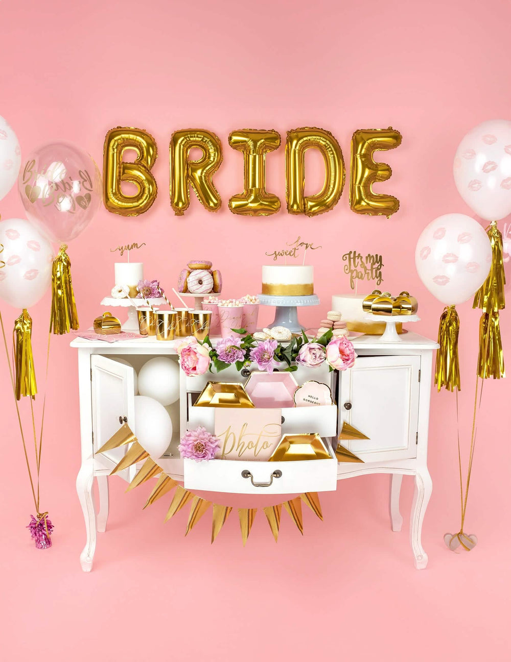 BRIDE feliratú candy bar dekoráció arany betűs alumínium lufiból կազմված