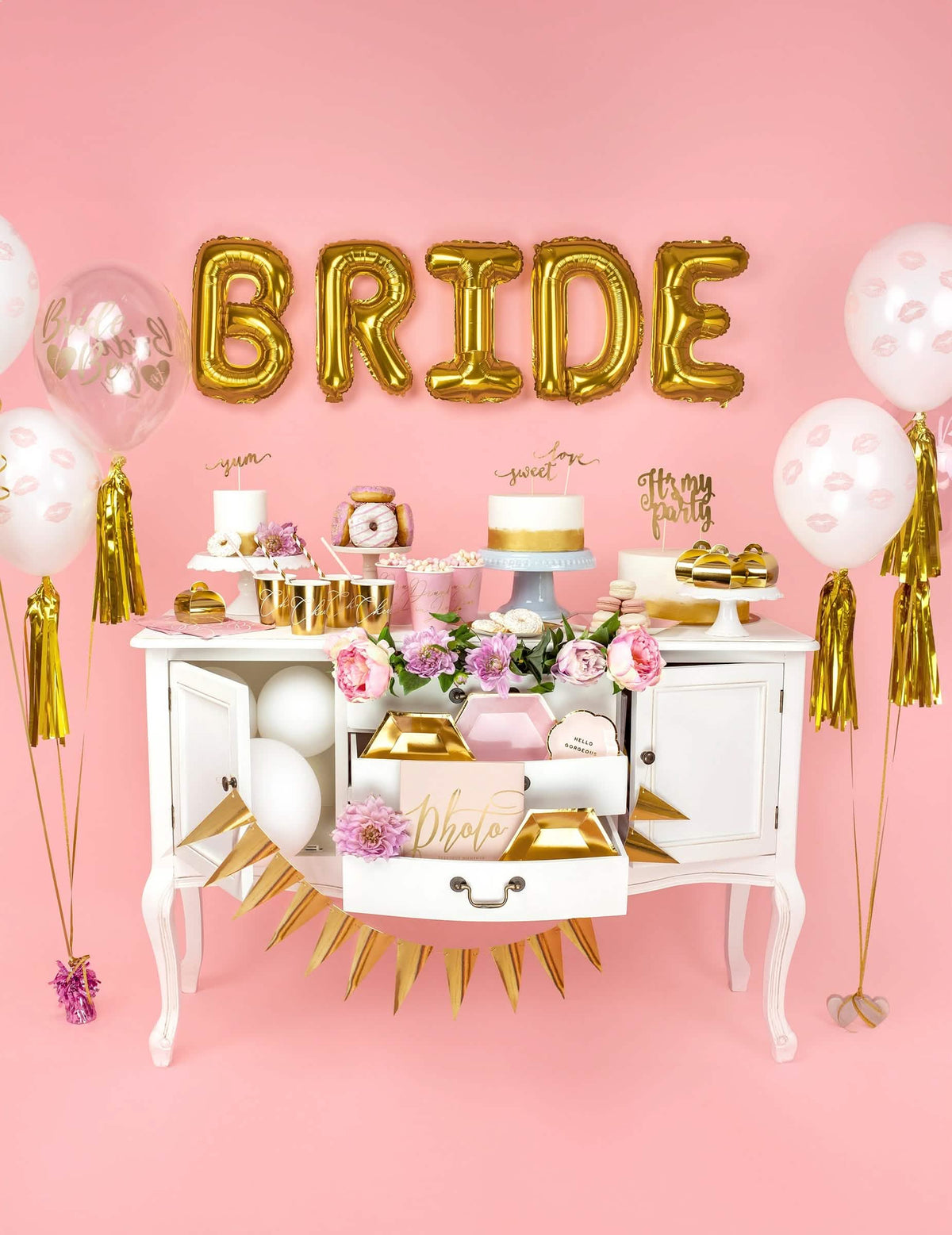 BRIDE feliratú candy bar dekoráció arany betűs alumínium lufiból կազմված