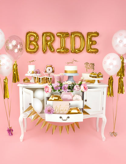 Mise en situation formant le mot BRIDE du ballon aluminium lettre pour fête