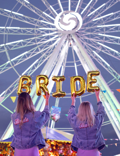Mise en situation devant une grande roue du ballon aluminium lettre pour fête doré
