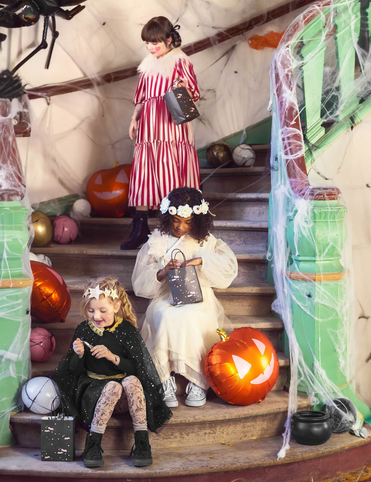 Jelenet egy díszített lépcsőn, halloween dekorációhoz való tök alakú alumíniumballonnal