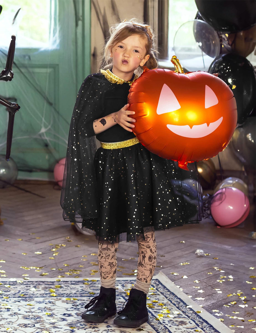 Jelenetkép gyermekkel és alumínium tök lufi a halloween dekorációhoz