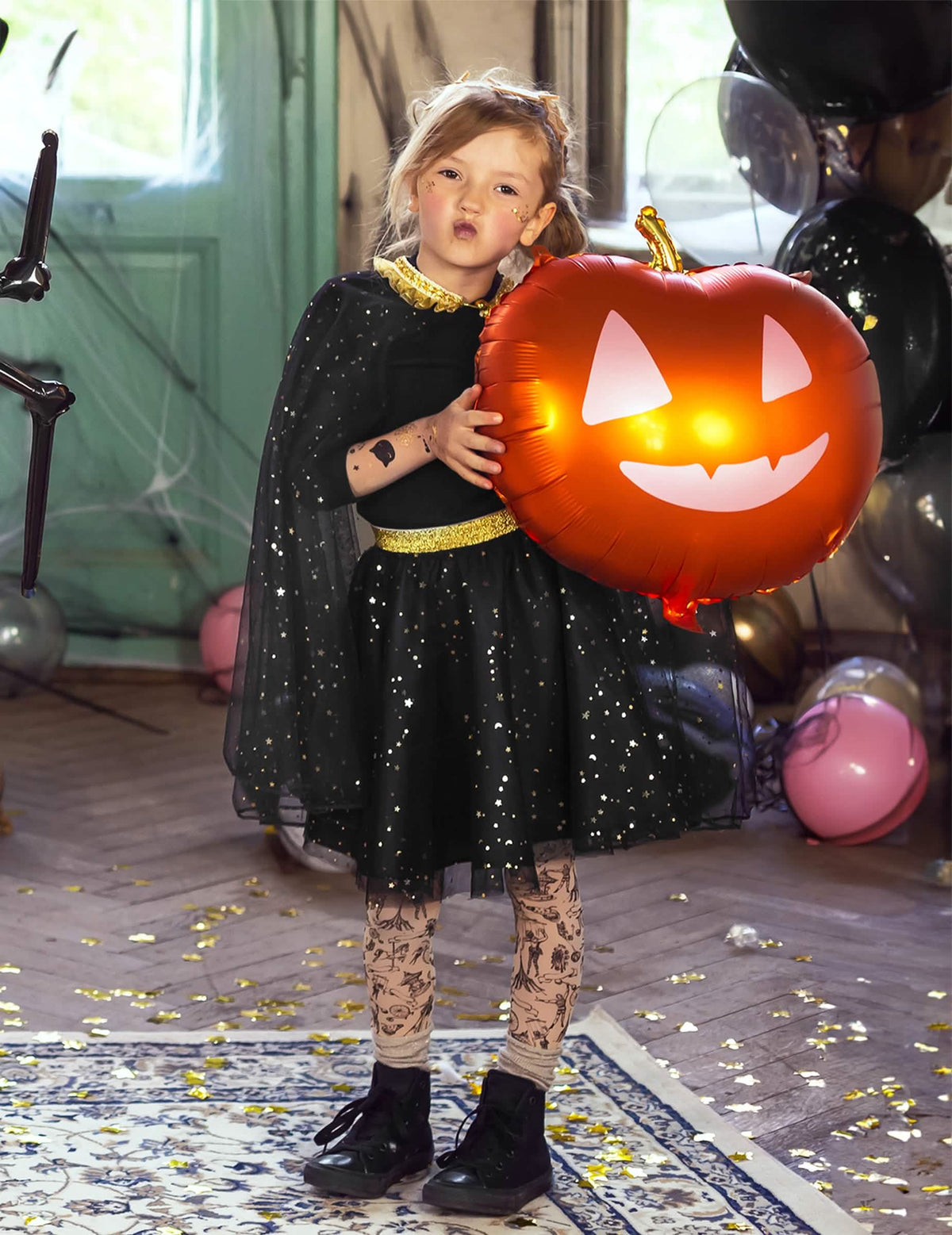 Jelenetkép gyermekkel és alumínium tök lufi a halloween dekorációhoz