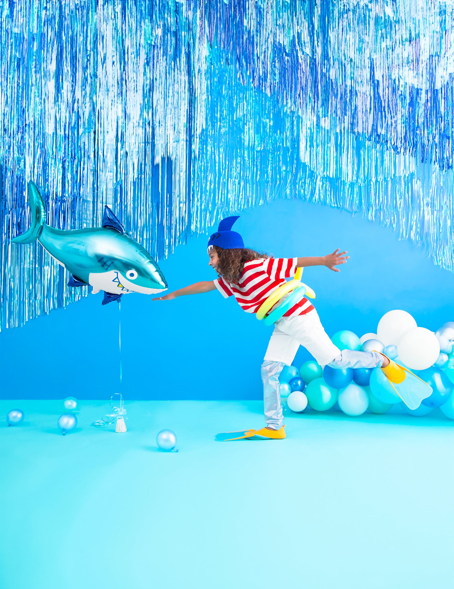 Mise en situation avec enfant du ballon aluminium requin pour anniversaire océan
