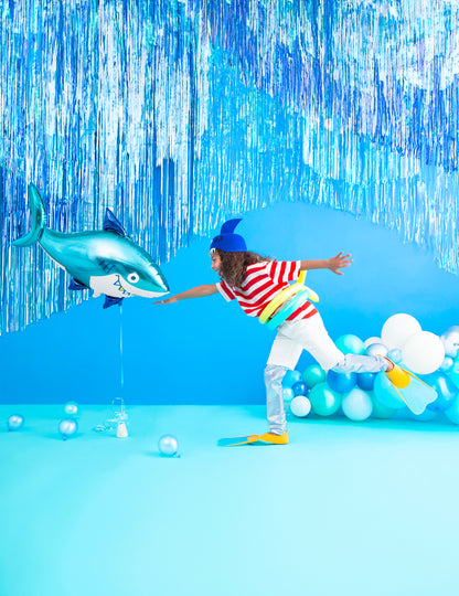 Mise en situation avec enfant du ballon aluminium requin pour anniversaire océan