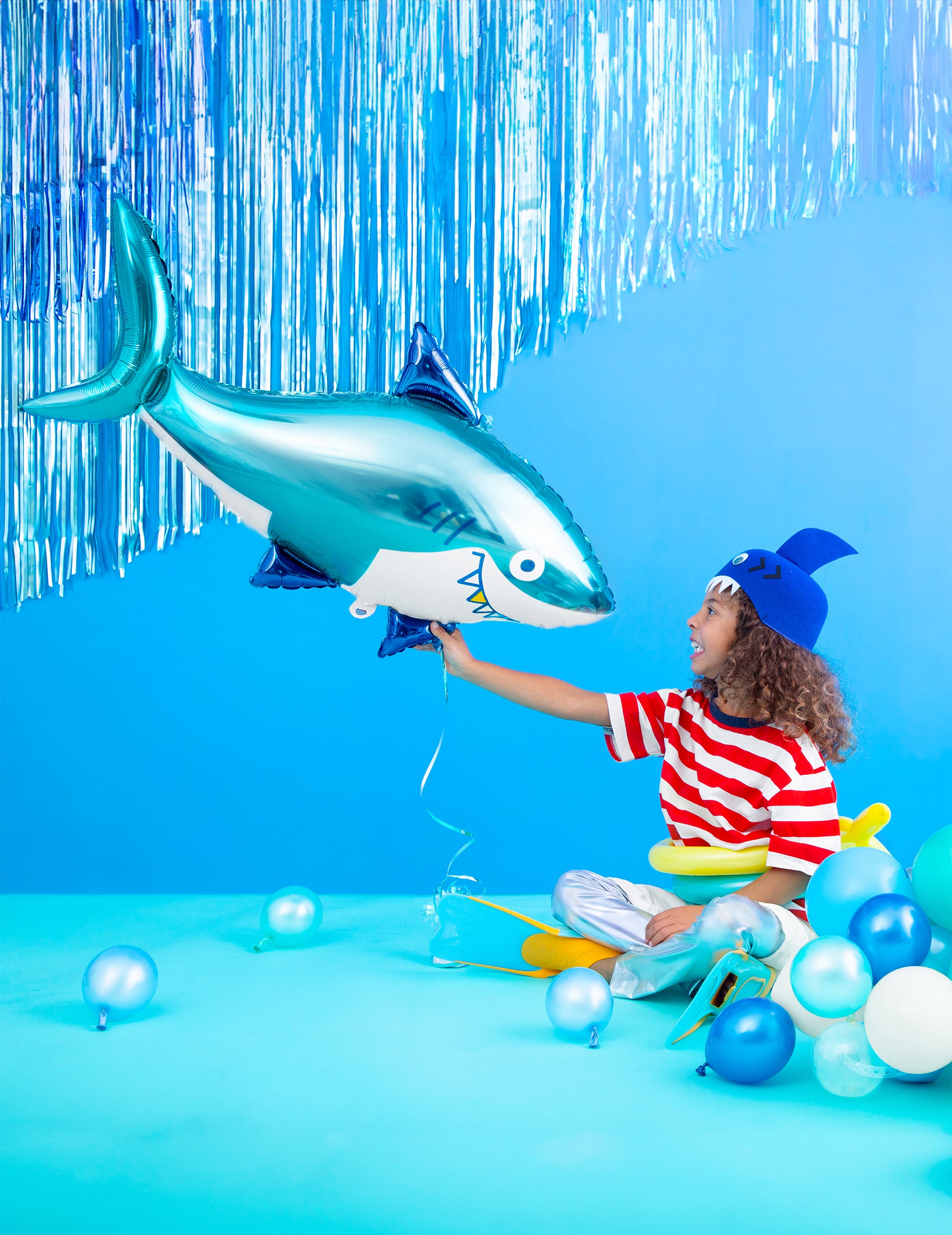 Mise en scène festive du ballon aluminium requin pour anniversaire océan