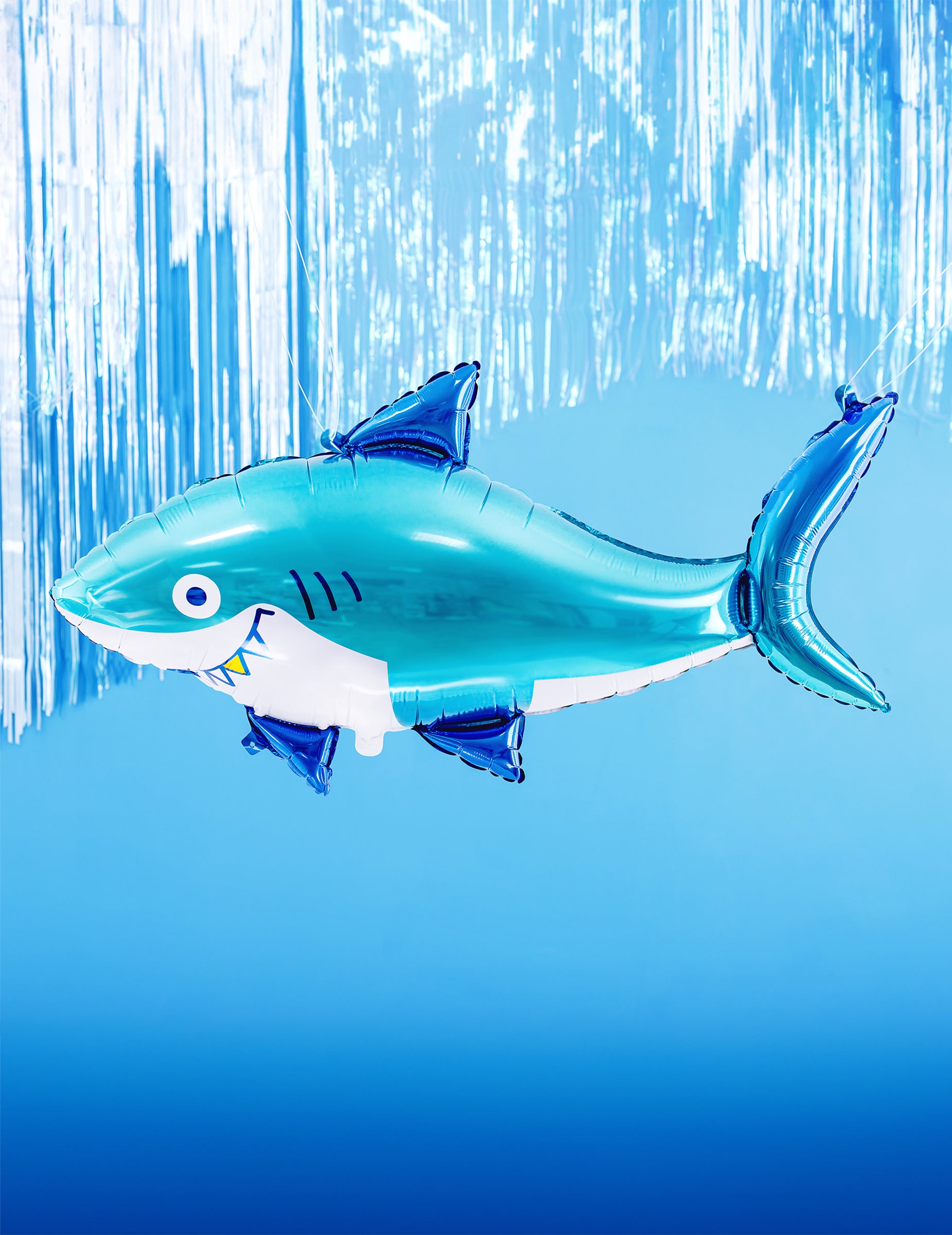 Vue de profil du ballon aluminium requin pour anniversaire océan